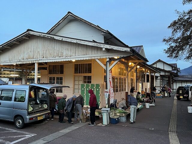 旧湯田中駅舎での朝市